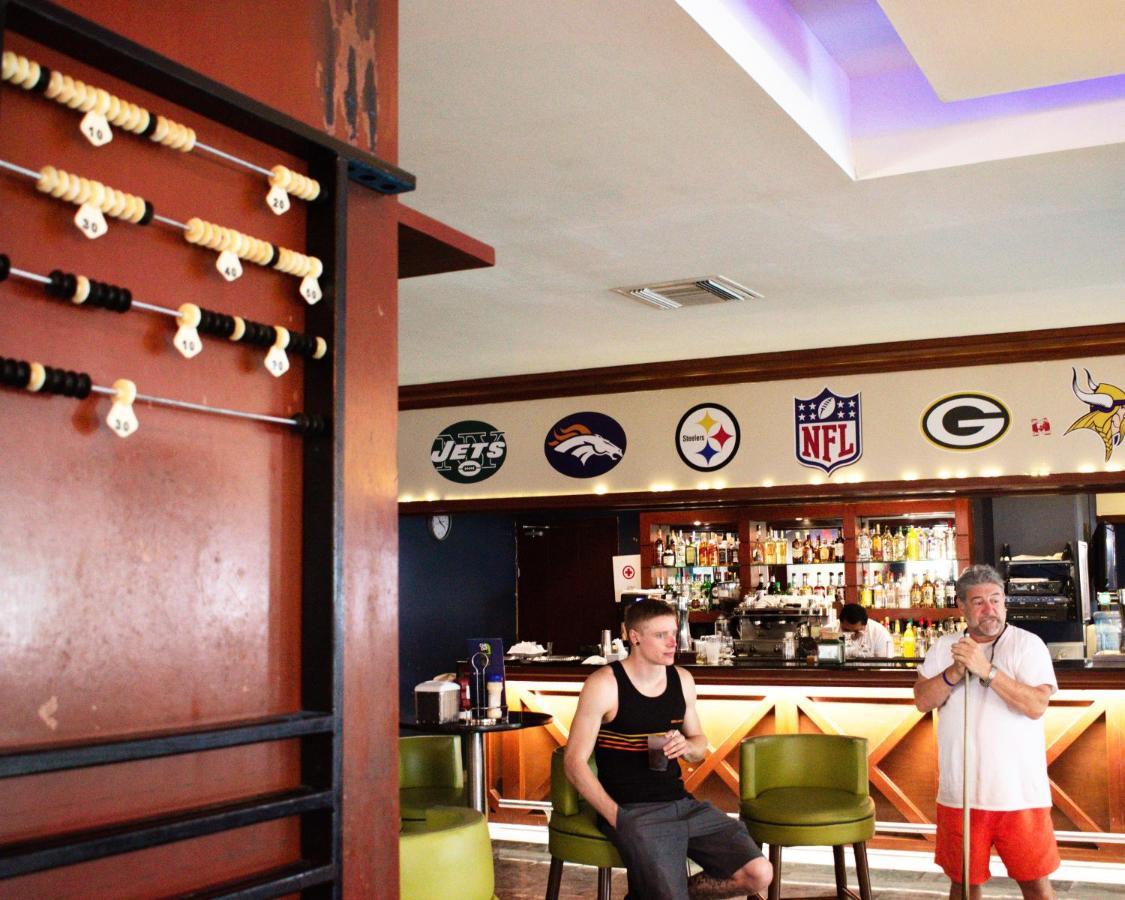 Grand Sunset Princess Playa del Carmen Exteriér fotografie The bar at the Hard Rock Cafe in Cancun, Mexico