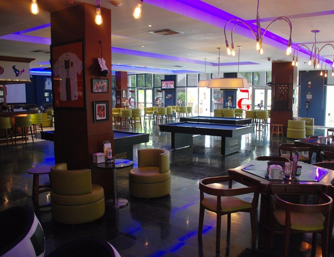 Grand Sunset Princess Playa del Carmen Exteriér fotografie The interior of the hotel's bar