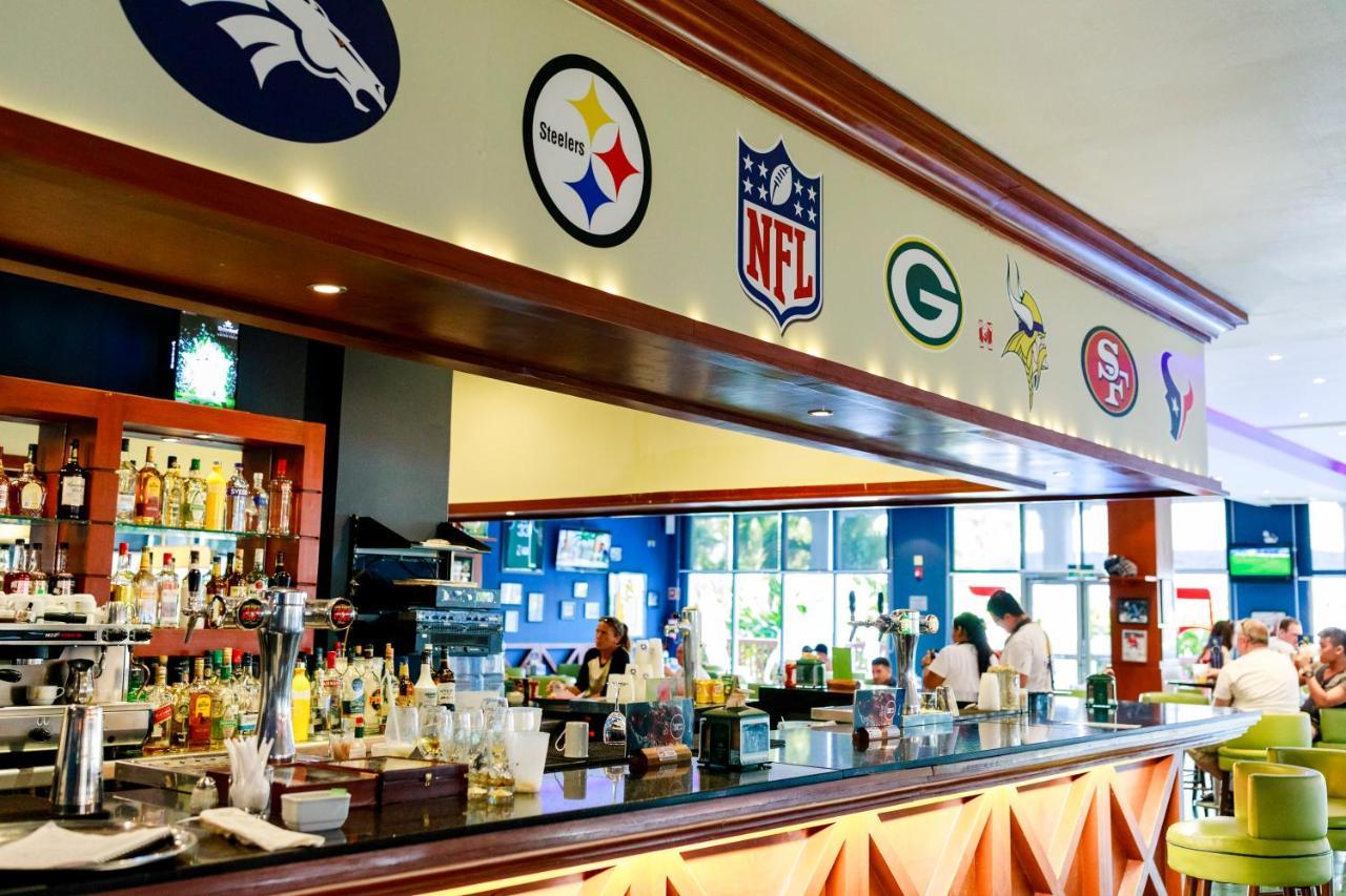 Grand Sunset Princess Playa del Carmen Exteriér fotografie The bar at the NFL Experience