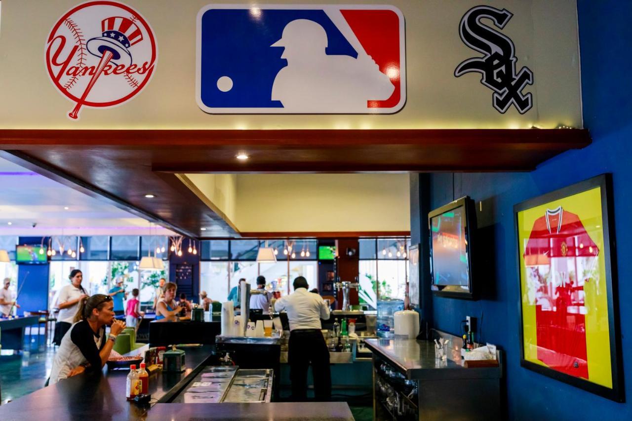 Grand Sunset Princess Playa del Carmen Exteriér fotografie Interior of a typical MLB-themed restaurant