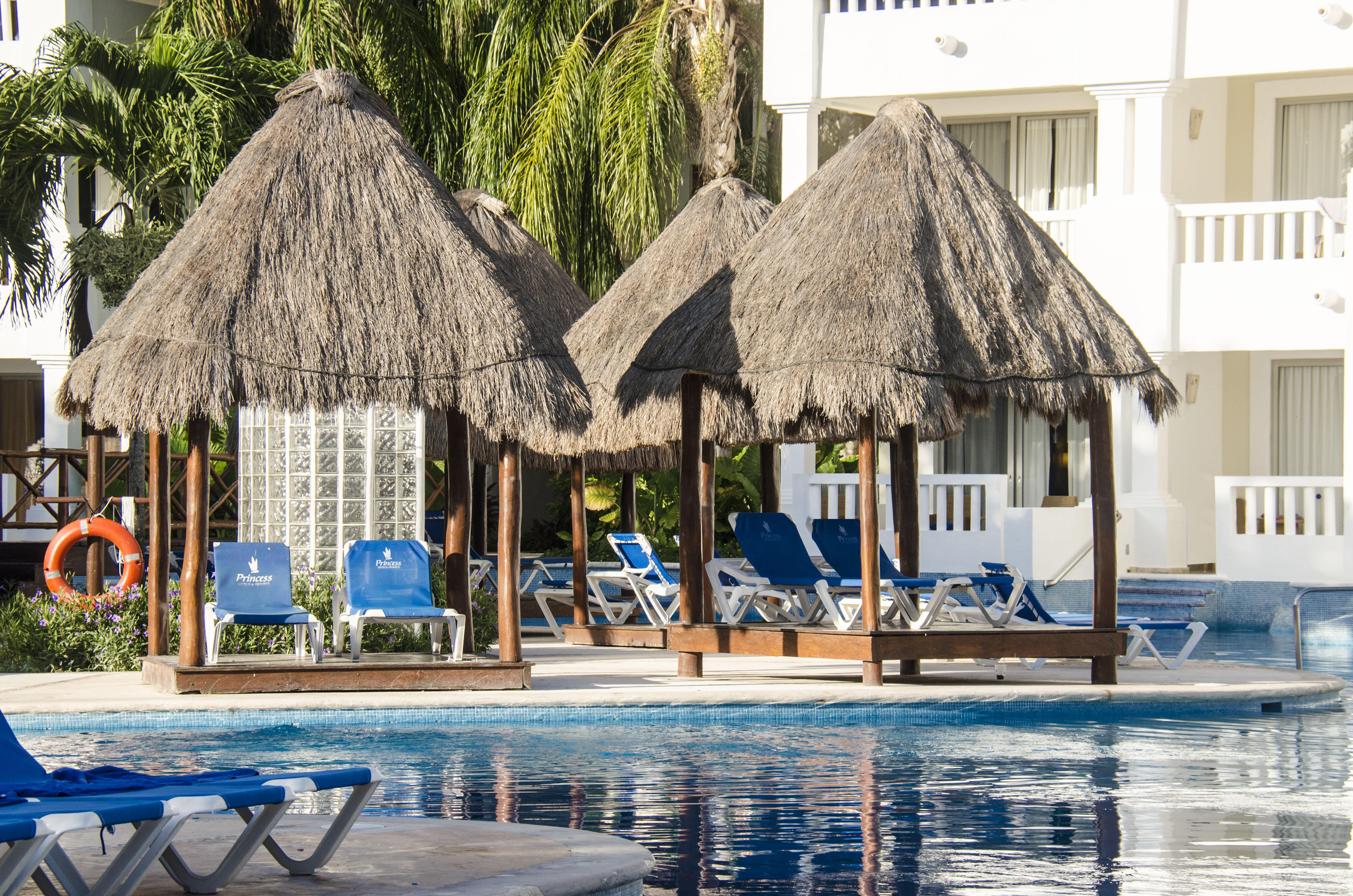 Grand Sunset Princess Playa del Carmen Exteriér fotografie Cabanas at the pool