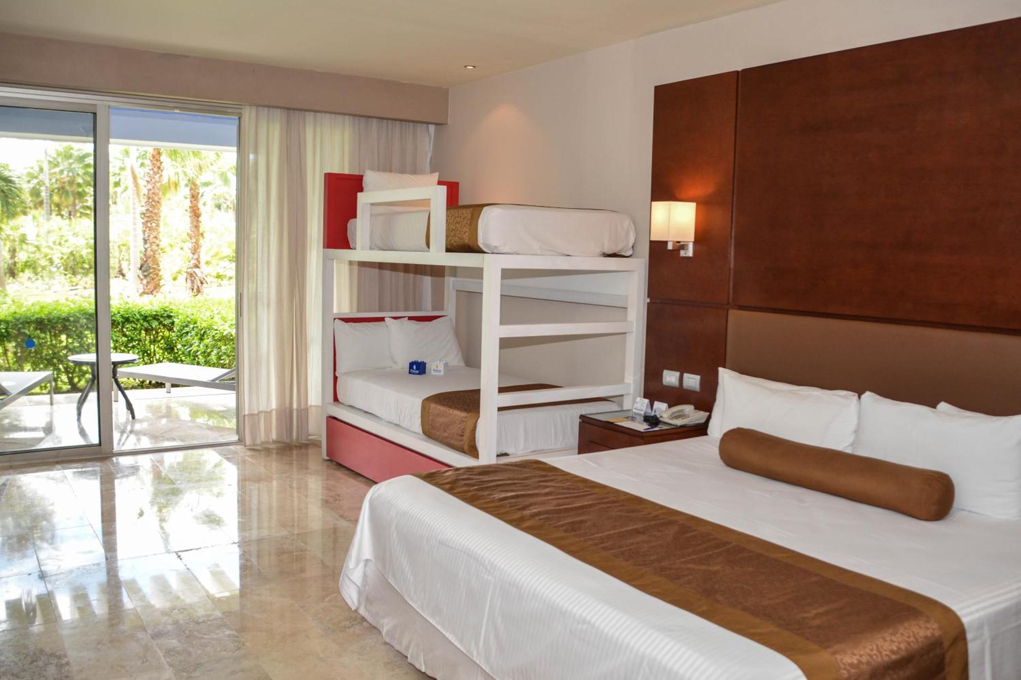 Grand Sunset Princess Playa del Carmen Exteriér fotografie A bunk bed in a hotel room